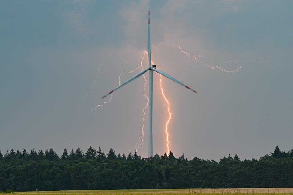 Ab dem späten Mittwochnachmittag sind in NRW Gewitter und Schauer zu erwarten. (Symbolbild)
