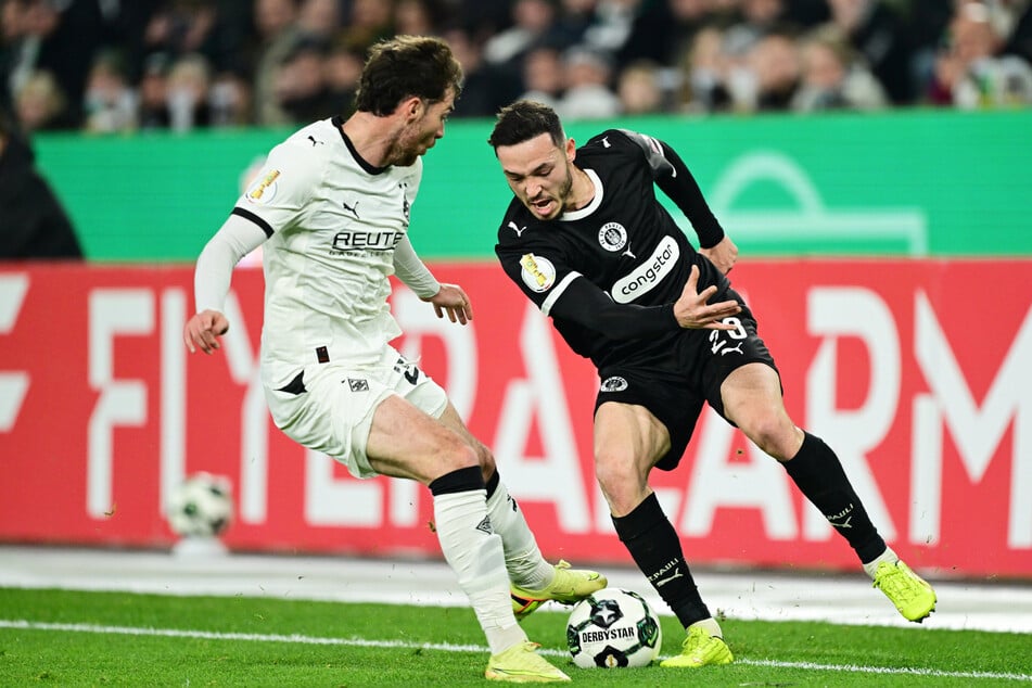 Mathias Pereira Lage (r) hatte gegen Joe Scally einen schweren Stand.