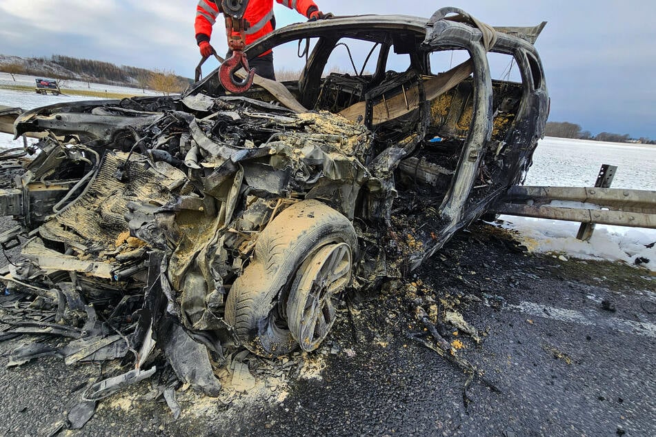 Der BMW brannte nach dem Zusammenstoß völlig aus.