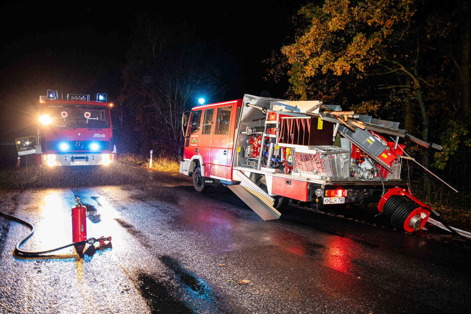 Weil ein Auto einer Feuerwehr unter Blaulicht nicht ausweichen wollte, kam es zum Crash. Der Unfallverursacher flüchtete.