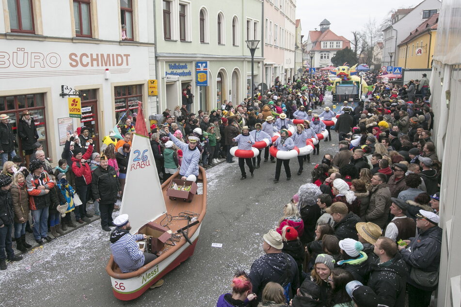 Närrisches Treiben: Auch der große Umzug in Radeburg mit Tausenden Besuchern soll im Februar wieder stattfinden. Doch nicht alle hatten dieses Glück.