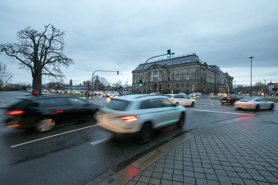 Am Carolaplatz wollte die Polizei einen Ford Fiesta für eine Kontrolle anhalten. Dabei steuerte der Fahrer (59) auf einen der Beamten zu. (Archivfoto)