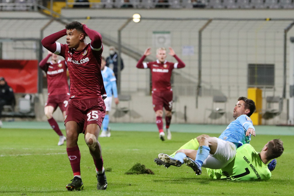 Ransford Königsdörffer (l.) greift sich entsetzt an den Kopf, kann nicht fassen, dass er soeben die Riesenmöglichkeit zum - wohl spielentscheidenden - 1:0 für Dynamo vergeben hat.