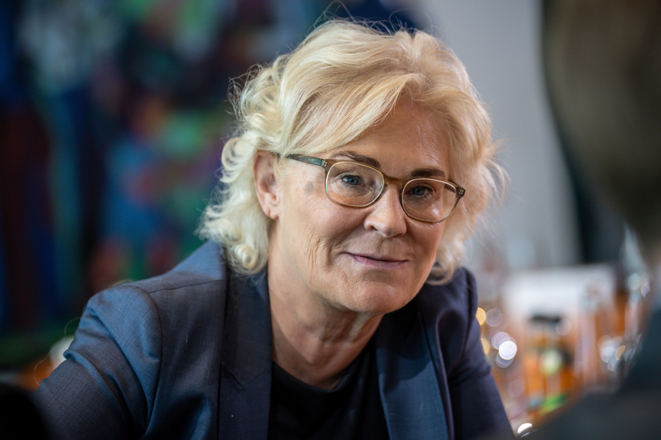 Bundesverteidigungsministerin Christine Lambrecht (57, SPD) wird in der Colbitz-Letzlinger Heide erwartet