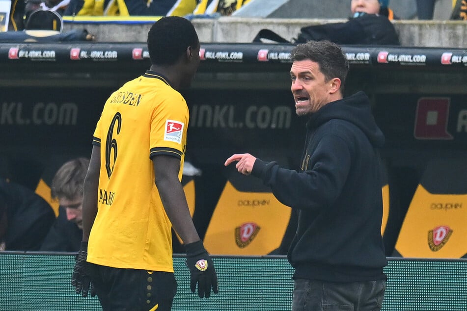 Trainer Thomas Stamm (r.) besprach sich mit Kofi Amoako. Die zweite Hälfte dürfte nicht nach dem Geschmack des 42-Jährigen gewesen sein.