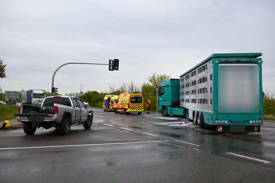 Der Truck war dabei unter den Auflieger des Sattelzuges und dort in Brand geraten. Ein Traktor-Fahrer war jedoch schnell zur Stelle.