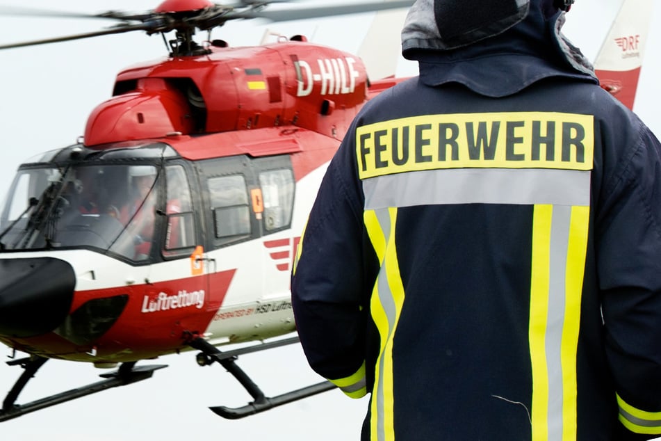 Ein Mann wurde durch das Feuer in Wiesbaden schwer verletzt. Ein Rettungshubschrauber brachte ihn in eine Klinik (Symbolbild).