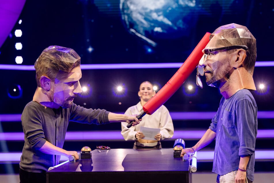 Unter dem strengen Blick von Moderatorin Jeannine Michaelsen (43, M.) kämpfen Klaas Heufer-Umlauf (41, l.) und Joko Winterscheidt (46) im Studio um weitere Punkte.