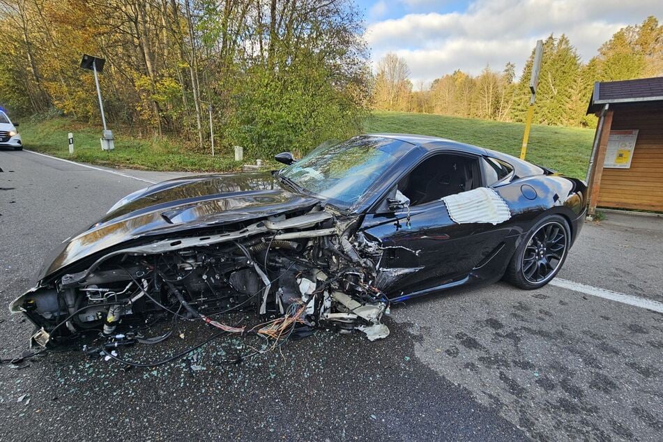 Der Sportwagen musste abgeschleppt werden.