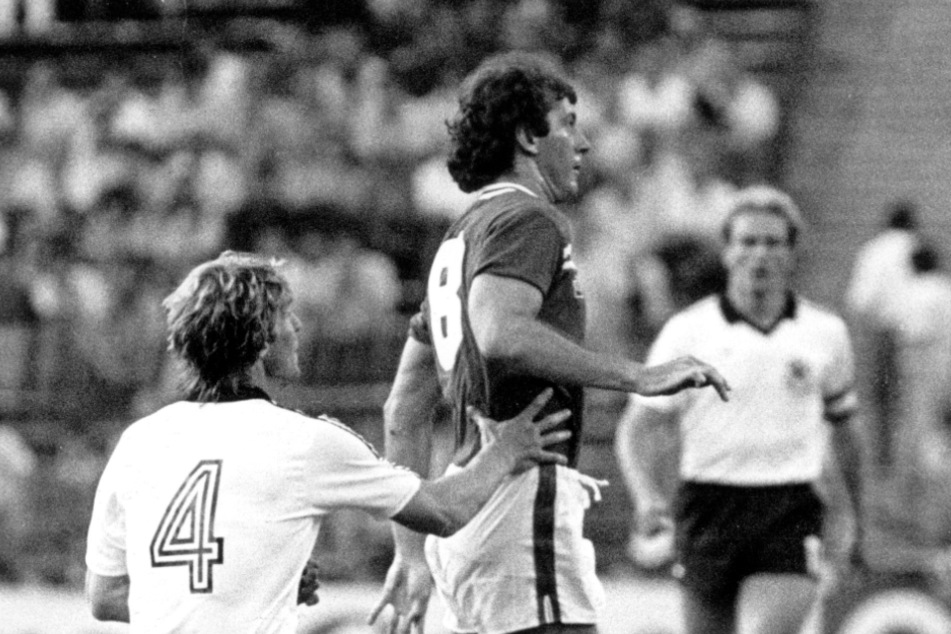 Mit der englischen Nationalmannschaft konnte Trevor Francis (M.) keine internationalen Erfolge feiern. Hier im Spiel gegen Deutschland 1982.