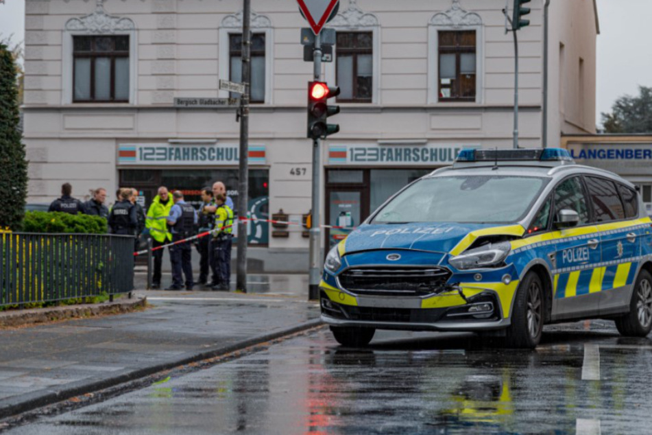 Köln: Mercedes-Fahrer kollidiert während Verfolgungsjagd mit Jungen (9) und flüchtet