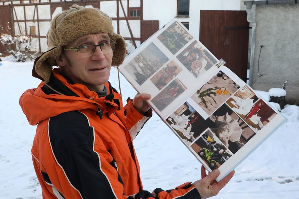 Einblick ins Familien-Fotoalbum: Bereits in vergangenen Wintern baute Dieter Scholz (52) verrückte Schneefiguren: unter anderem einen Eis-Saurier.