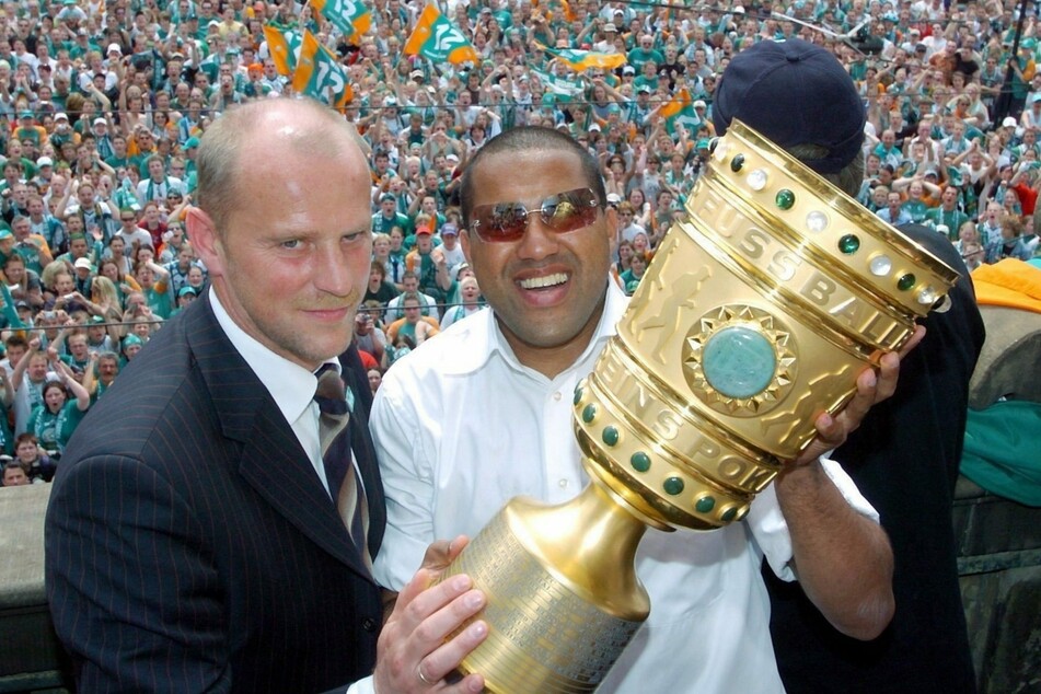 Bilder aus längst vergangenen und sportlich wie auch finanziell weitaus besseren Tagen. Schaaf mit "Kugelblitz" Ailton (47) beim DFB-Pokalsieg 2004.