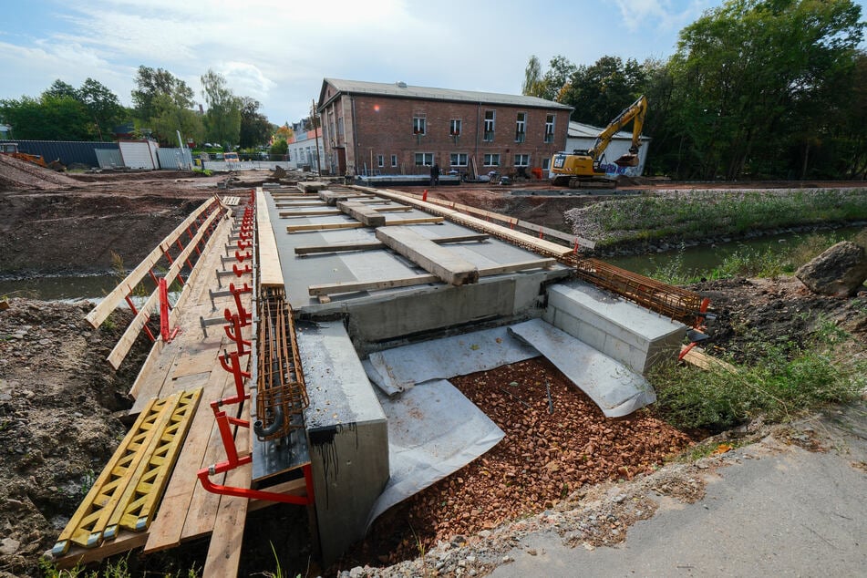 Die neue Brücke "Am Stadtgut" soll erst zwischen dem 30. November und dem 6. Dezember öffnen.