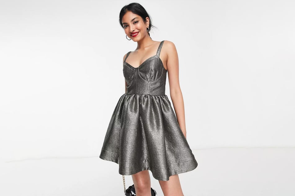 Das niedliche Bustierkleid von ASOS lässt sich hervorragend mit Overknees-Stiefeln oder schwarzen Schnürboots kombinieren.