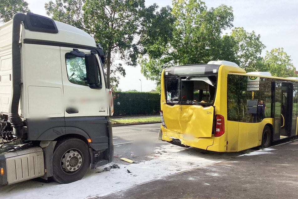 Lkw kracht in BVG-Bus: Elf Verletzte!