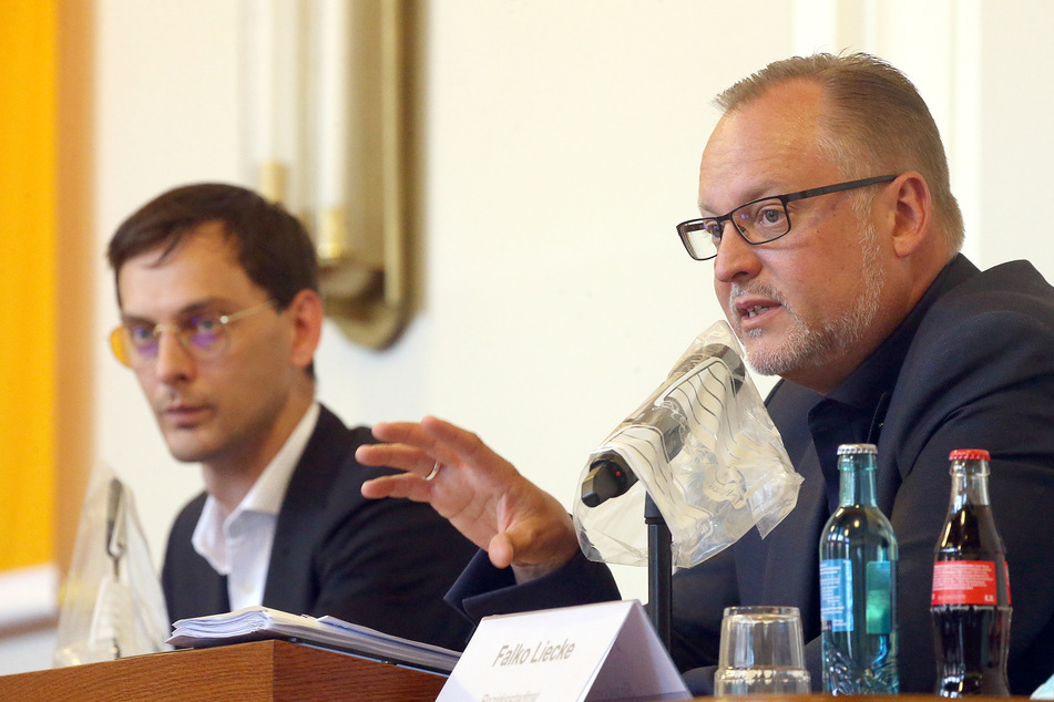 Martin Hikel (SPD, l.), Bezirksbürgermeister des Berliner Bezirks Neukölln, und Falko Liecke, Bezirksstadtrat, beantworten auf einer Pressekonferenz im Rathaus Neukölln Fragen von Journalisten.