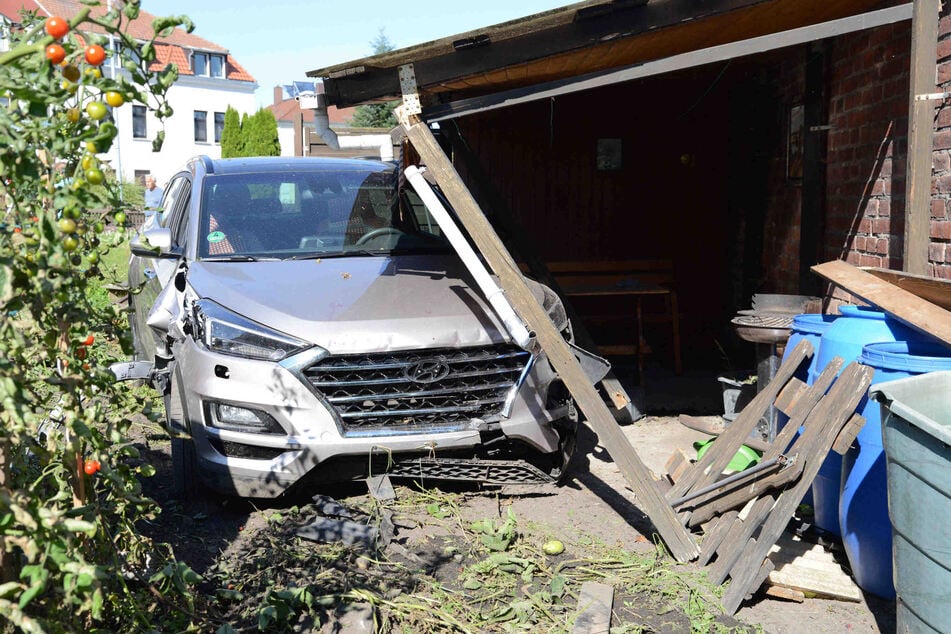 In Zittau rauschte der 67-jährige Fahrer dieses Hyundais durch zwei Vorgärten und unter auf eine Terrasse.