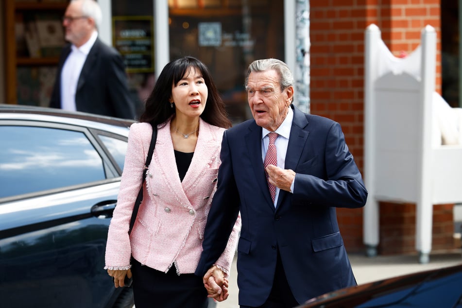Begleitet wurde Schröder bei dem Termin von seiner Frau So-yeon Schröder-Kim (55).