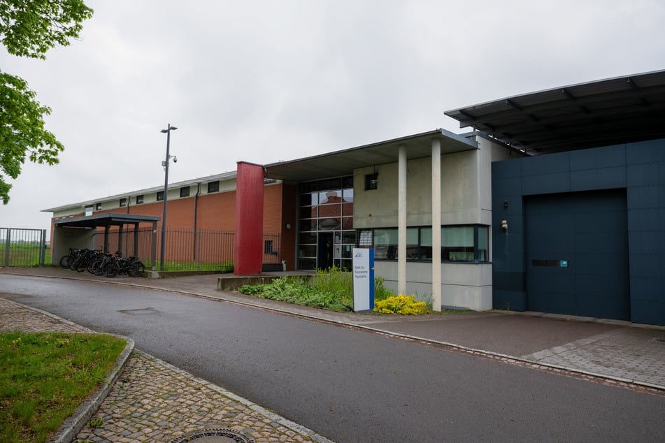 Aus dieser psychiatrischen Haftanstalt in Schkeuditz-Altscherbitz ist der Mann geflohen.