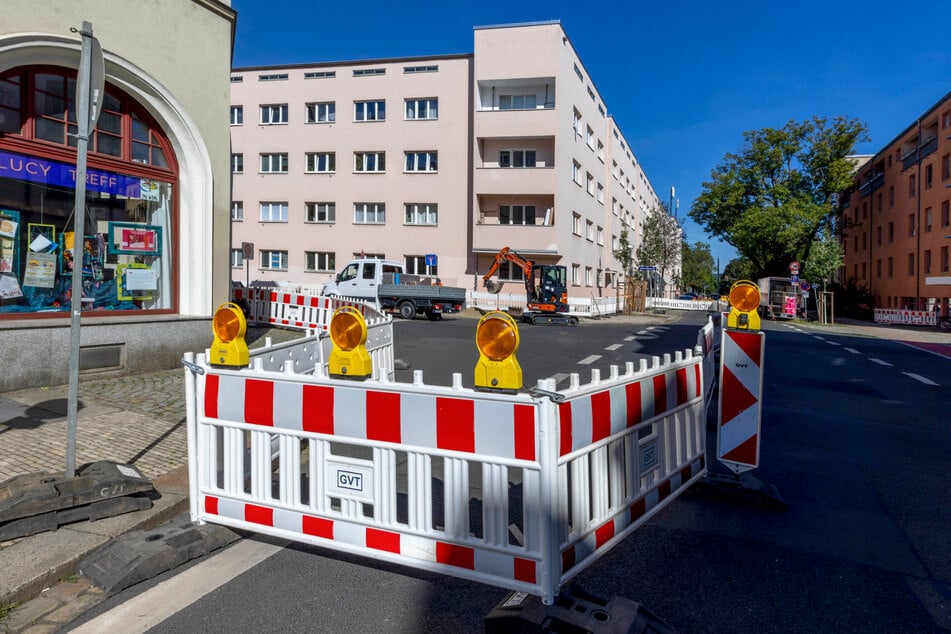 An der Rehefelder Straße begannen diese Woche die Bauarbeiten an einem Zebrastreifen.