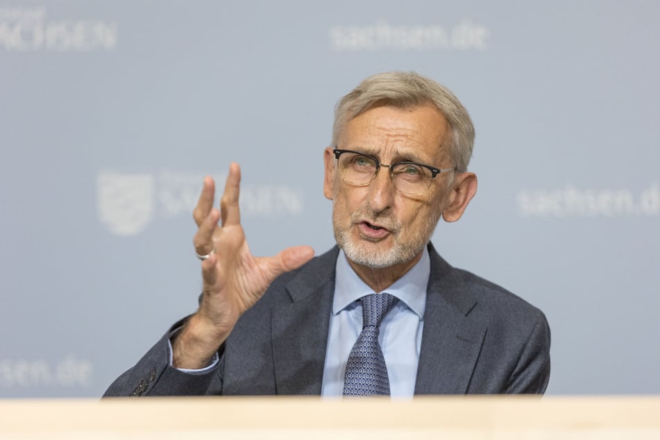 Innenminister Armin Schuster (65, CDU): "Die vielfältigen internationalen Konflikte verstärken in allen Phänomenbereichen den Extremismus auch in Sachsen."