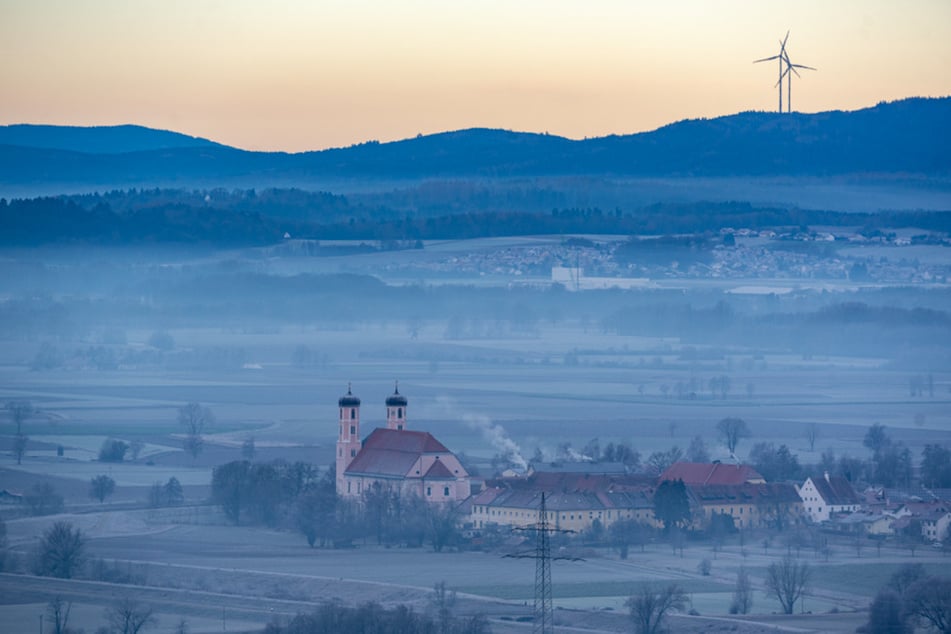 Nebelschwaden ziehen am über das Kloster Oberalteich. Bayern bleiben am häufigsten in ihrem Bundesland wohnen.