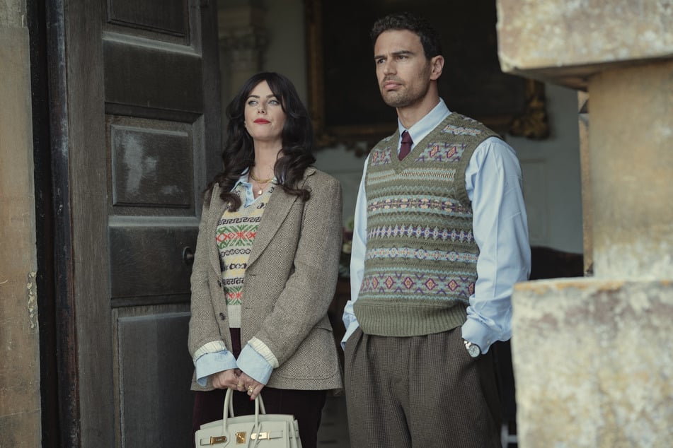Susie (Kaya Scoledario, 34) und Eddie (Theo James, 41) wollen in der neuen Staffel von "The Gentlemen" Großes erreichen.
