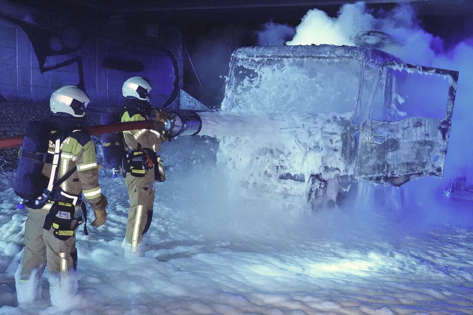 Mit Löschschaum konnte die Feuerwehr die Flammen bändigen.