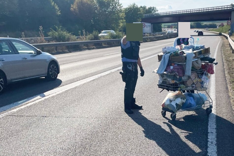 Diese Idee dürfte nicht zu den besten eines Mannes gehört haben, war er doch mit einem Einkaufswagen auf der A6 unterwegs.
