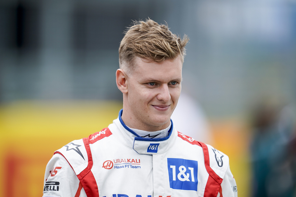 Aufgesetztes Lächeln: Mick Schumacher (22) ist genervt von seinem Rennstall.
