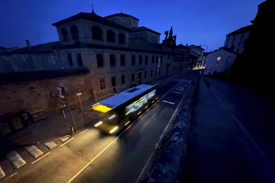 Im Frühjahr 2025 fiel auf der iberischen Halbinsel der Strom großflächig aus. In vielen Städten war es stockdunkel, wie hier in Santiago de Compostela.