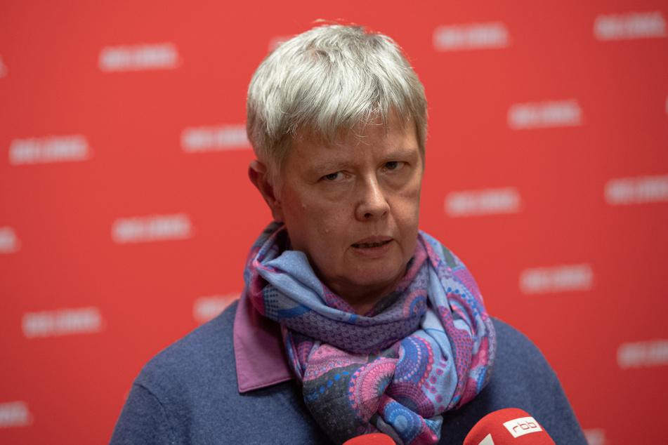 Linken-Chefin Katina Schubert (59, Foto) wirbt für den rot-grün-roten Koalitionsvertrag in Berlin, während ihre Partei-Kollegin Katalin Gennburg (37) dagegen ist.