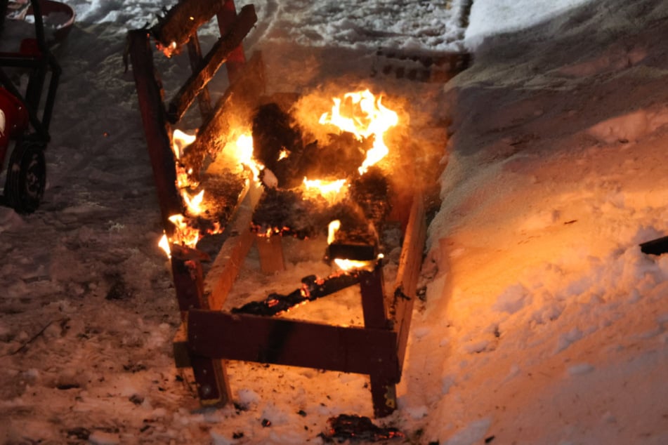 Die brennende Bank wurde im Schnee gelöscht.