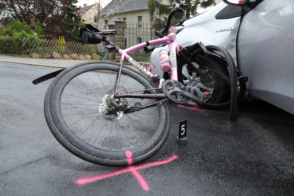 Offenbar hatte die Fahrerin des Toyota die Fahrradfahrerin übersehen, es kam zum Unfall.