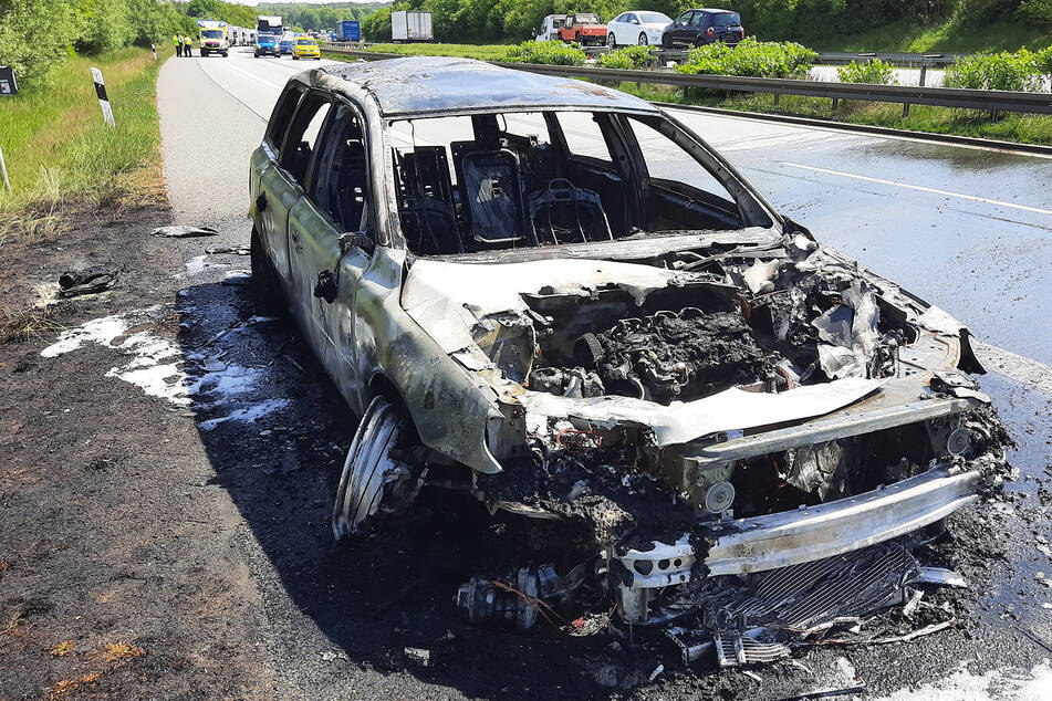 Unfall A4: A4 in beide Richtungen gesperrt: Auto brennt komplett aus