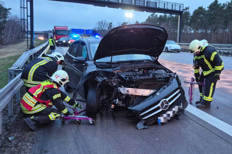 Die Feuerwehrleute untersuchten das Mercedes-Wrack auf auslaufende Betriebsstoffe.