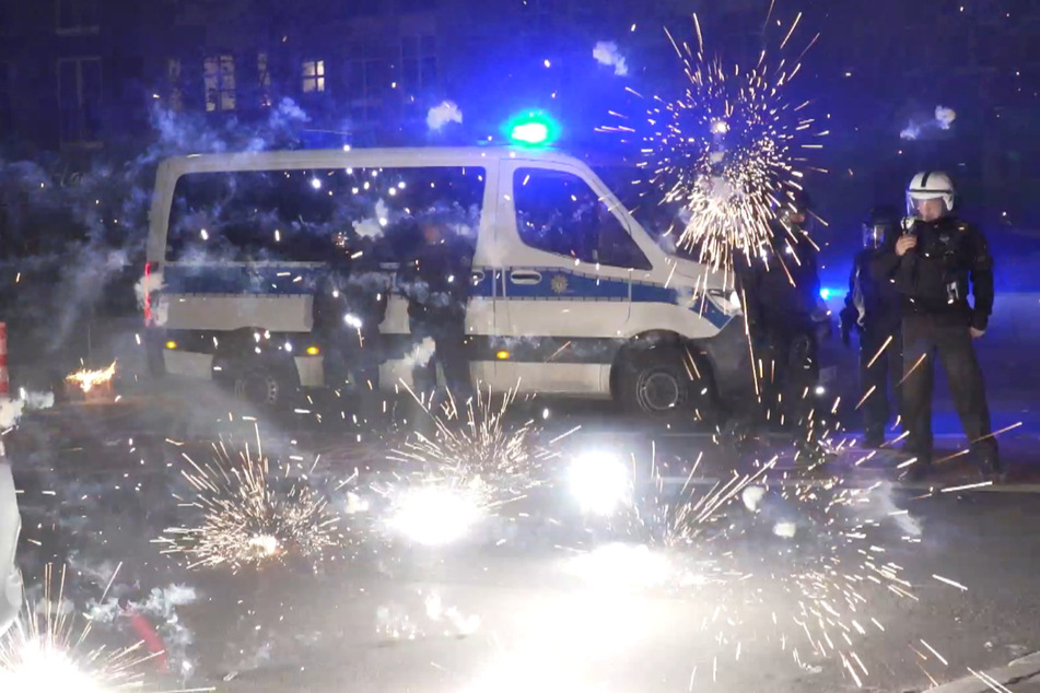 Einsatzkräfte in der Silvesternacht angegriffen: Sechs Fälle in Sachsen-Anhalt