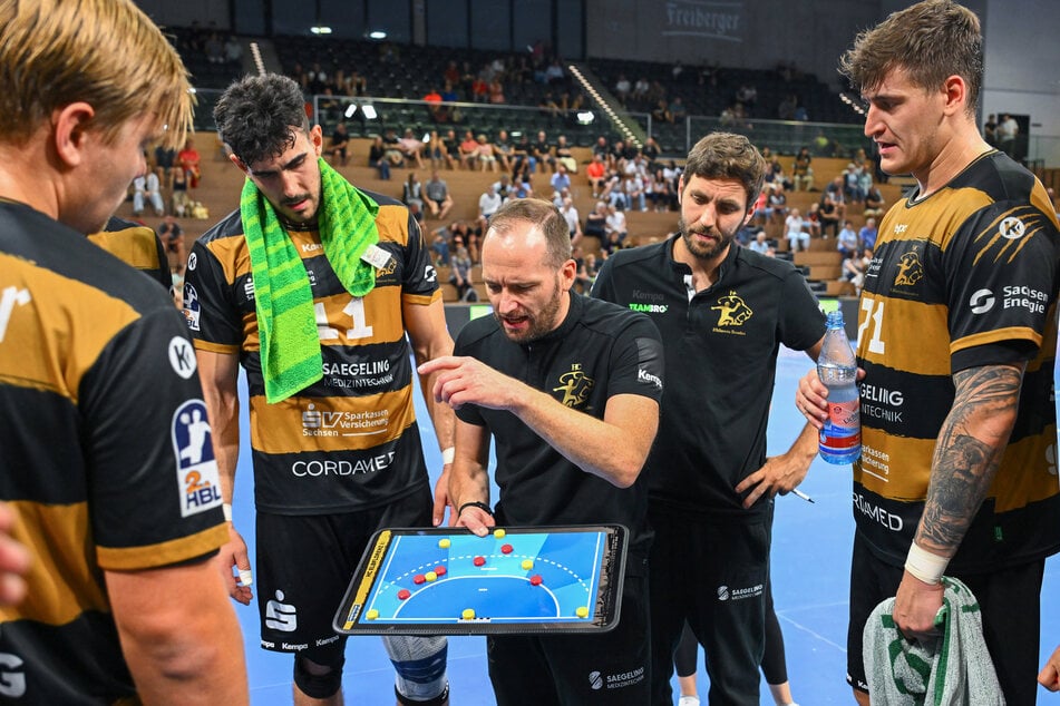 André Haber (39, M.) will mit seinen Jungs in der Rückrunde genau da weitermachen, wo sie aufgehört haben: den ersten Platz verteidigen.