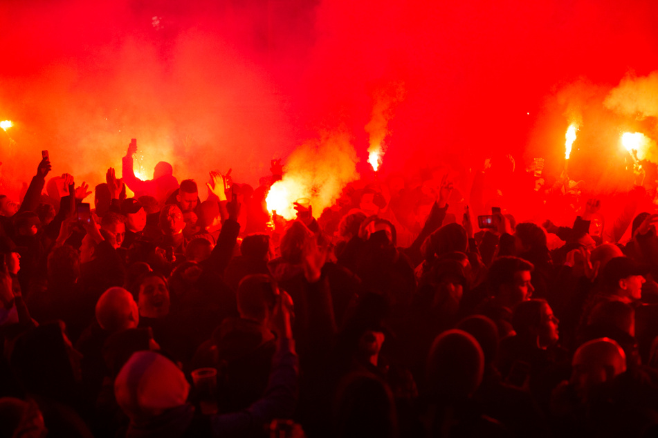 Die Ajax-Anhänger zündeten auf dem Hansaplatz viele Bengalos.