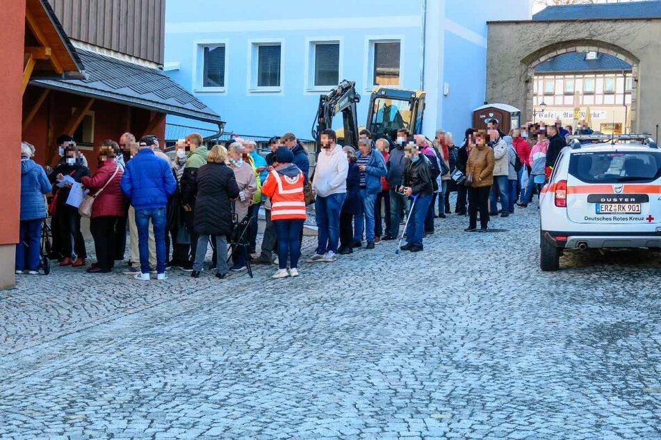Nichts mit unkompliziert und schnell! In Zwönitz mussten Impfwillige am Dienstag bis zu drei Stunden auf einen Piks warten.