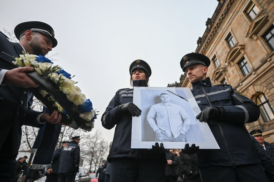Weit über tausend Kollegen kamen zum Trauermarsch in Gedenken an Oberkommissar Maximilian Stoppa (†32) nach Dresden.