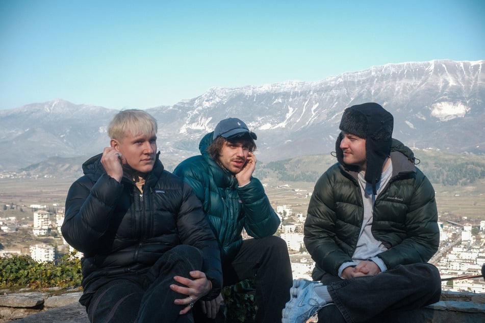 Mit dicken Jacken und Ohrenklappen: Paul (v.l.), Zachi und Gustav von der Band "01099" vor ihrem Ausflug in die albanischen Berge.