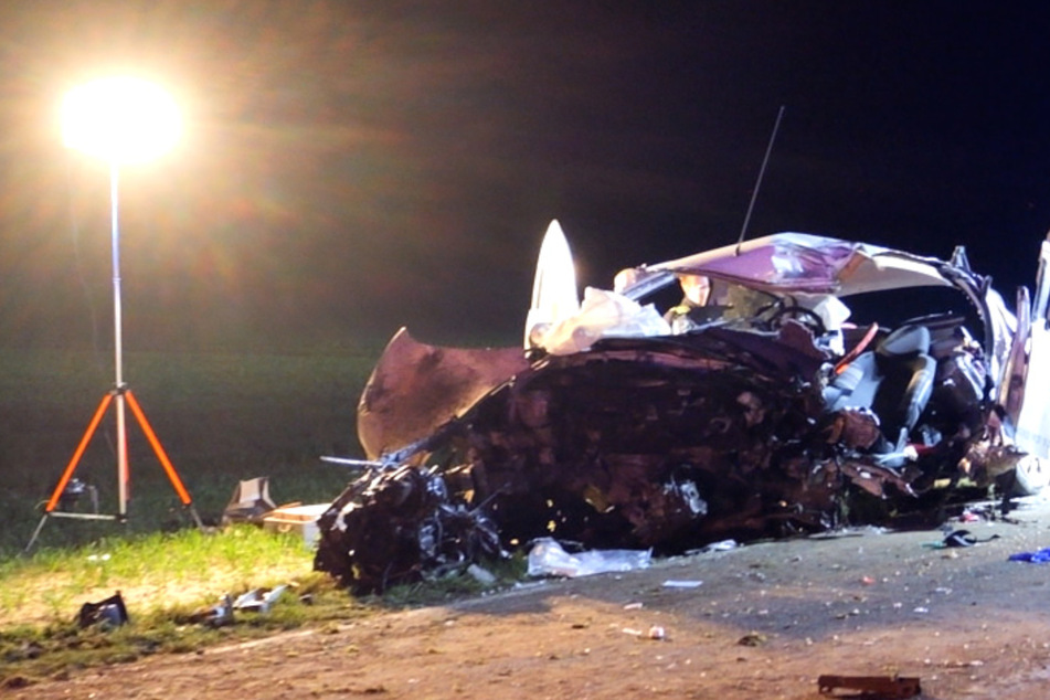 Horror-Unfall: Motor wird aus Wagen gerissen, 20-Jähriger stirbt!