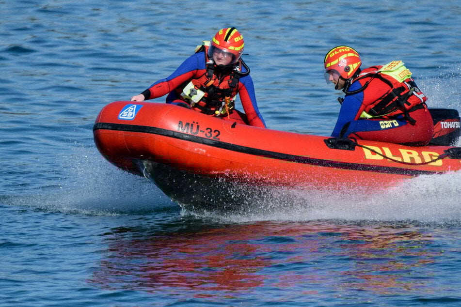Bei Starkwind-Warnung: Segler kentert auf Chiemsee