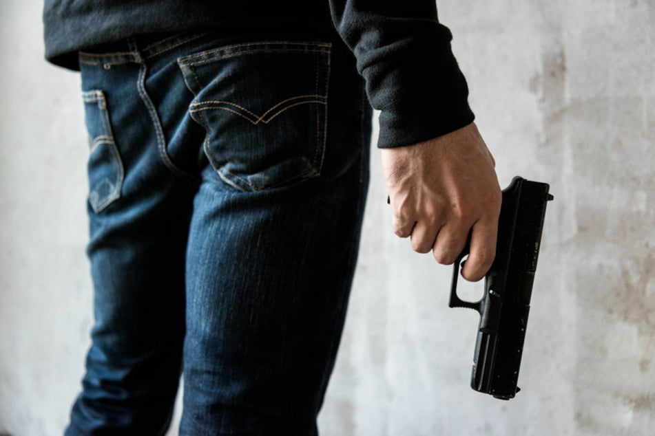 Mann schießt mit Waffe in die Luft und geht danach in den Supermarkt