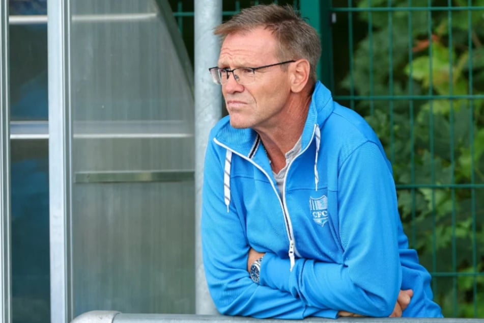 Vor CFC-Geschäftsführer Uwe Hildebrand liegt ein hitziger Dezember.