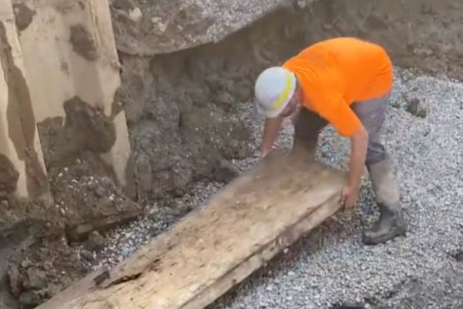 Arbeiter hebt Platte hoch: Plötzlich springt er vor Schreck im Dreieck