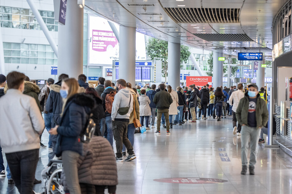Am Düsseldorfer Flughafen können sich Reisende weiterhin auf Corona testen lassen.