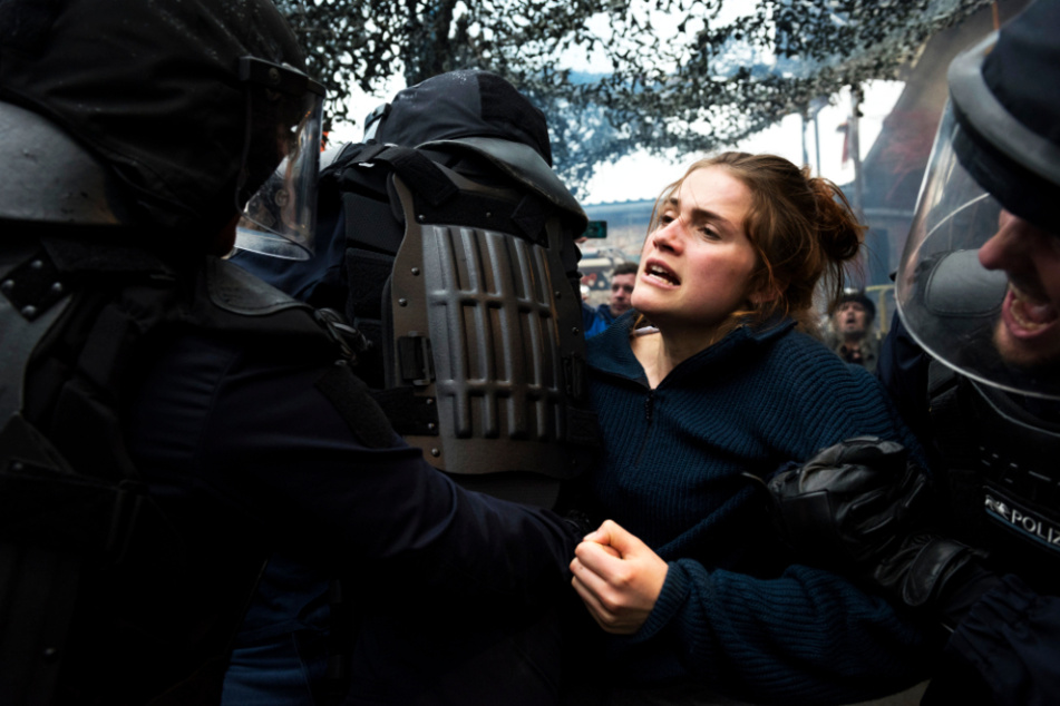 Luisa (Mala Emde, 26, v., 2.v.r.) wird bei einer Antifa-Demonstration von drei Polizisten abgeführt.